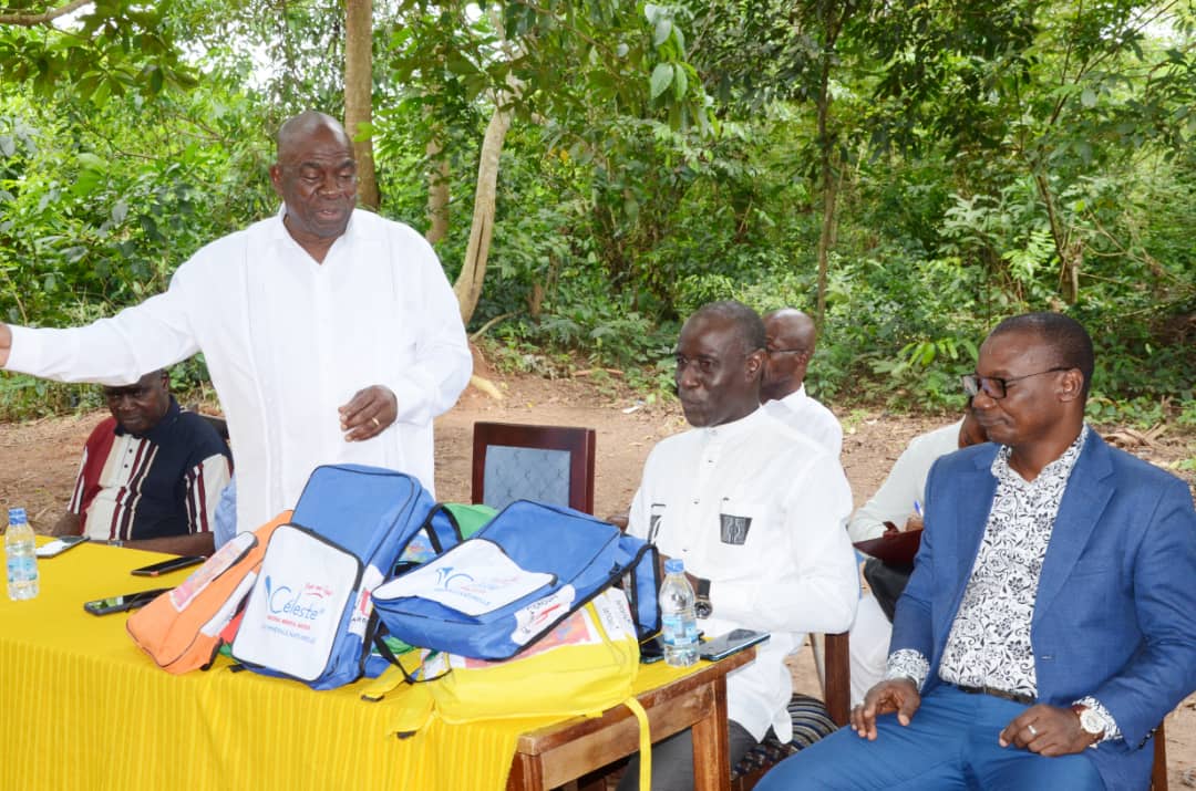 Yakassé Attobrou : Assi N’din Théodore fait don de 800 kits scolaires