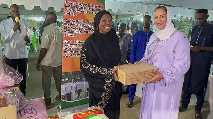 Coopération Maroc-Côte d’Ivoire / Le Consul Honoraire de Côte d’Ivoire à Agadir apporte un présent de SA Majesté le Roi Mohammed VI à la communauté musulmane d’Abobo.