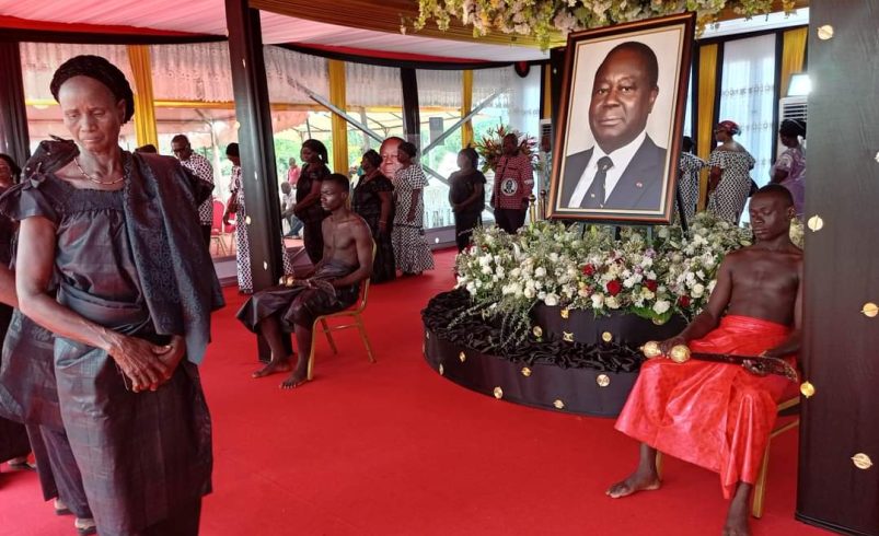 Début des obsèques de l’ex-Président Henri Konan Bédié à Daoukro : une cérémonie empreinte de tradition et de solidarité